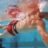 PRIPOMOČEK ZA VADBO MOČI PRI PLAVANJU STRECHCORDZ, NATEZNA TRDNOST 5,4-14,1 kg, RDEČA